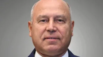 وزير الصناعة والنقل يعلن عن بدء برنامج تدريبي مجاني لتأهيل سائقي الحافلات والمركبات الثقيلة.