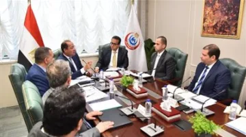 وزير الصحة يناقش طرق ضمان استدامة تمويل التأمين الصحي الشامل وتعديلات على مساهمة التكافل.