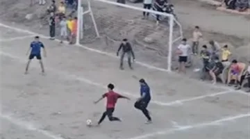 لاعب شاب موهوب يذهل الجماهير بمهاراته الرائعة (فيديو)