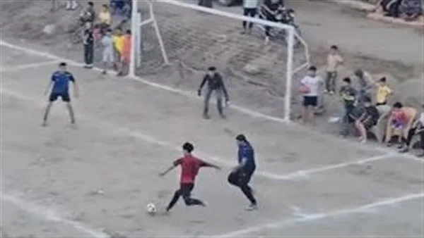 لاعب شاب موهوب يذهل الجماهير بمهاراته الرائعة (فيديو)
