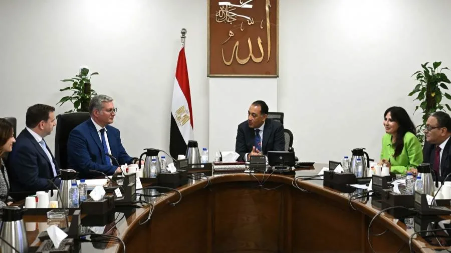 رئيس الوزراء يجتمع برئيس شركة “شل العالمية للغاز المتكامل” رئيس الوزراء يجتمع برئيس شركة “شل العالمية للغاز المتكامل”