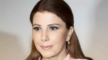 ماجدة الرومي تسجد وتقبل يد السيدة فيروز خلال عزاء زياد الرحباني.