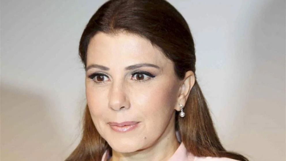 ماجدة الرومي تسجد وتقبل يد السيدة فيروز خلال عزاء زياد الرحباني.