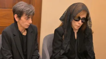 فيروز ترسل وداعًا لابنها زياد الرحباني بحضور جماهيري كبير (فيديو)
