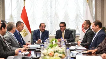 خالد عبدالغفار يستعرض طرق تعزيز موارد التأمين الصحي وضمان استدامة التمويل