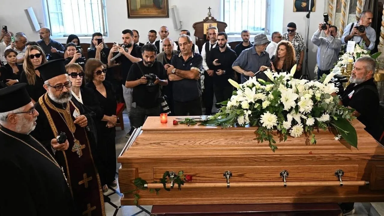 بعد فترة طويلة من الغياب.. ظهور مؤلم لفيروز خلال وداع ابنها بعد فترة طويلة من الغياب.. ظهور مؤلم لفيروز خلال وداع ابنها