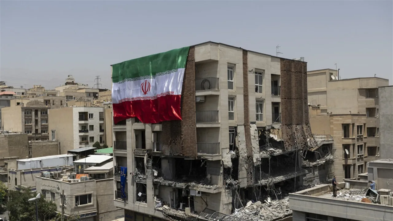 إيران تعلن إحباط خطط لاغتيال مسؤولين وتنصيب بهلوي بعد سقوط النظام بالتعاون مع إرهابيين. إيران تعلن إحباط خطط لاغتيال مسؤولين وتنصيب بهلوي بعد سقوط النظام بالتعاون مع إرهابيين.