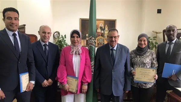 السفير الذوادي يوزع شهادات المشاركة في ورشة عمل عن “أسس الدبلوماسية” السفير الذوادي يوزع شهادات المشاركة في ورشة عمل عن “أسس الدبلوماسية”