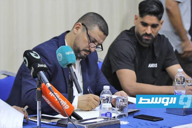 رئيس الاتحاد الليبي لكرة السلة فؤاد برغش يوقع على العقود. (إنترنت)