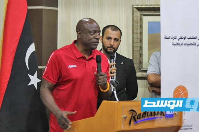 المدرب الأميركي الجديد جيمس صموئيل فينسنت يلقي كلمة. (إنترنت)