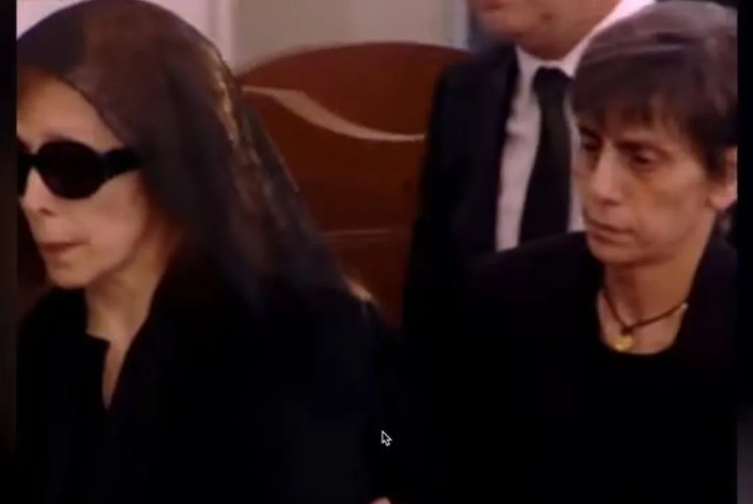 باقة من الزهور ورسالة موجزة.. فيروز تودع زياد الرحباني على أنغام “سألوني الناس” باقة من الزهور ورسالة موجزة.. فيروز تودع زياد الرحباني على أنغام “سألوني الناس”