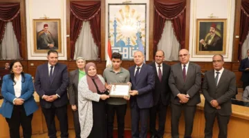 محافظ القاهرة يكرم 30 طالباً وطالبة من المتفوقين في الثانوية العامة والدبلومات الفنية من ذوي الإعاقة البصرية.