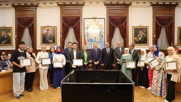محافظ القاهرة يكرم الطلاب المتفوقين في الثانوية العامة والمكفوفين والدبلومات الفنية محافظ القاهرة يكرم الطلاب المتفوقين في الثانوية العامة والمكفوفين والدبلومات الفنية
