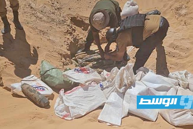 جانب من عملية إتلاف مخلفات حرب بمدينة الجميل، الإثنين 28 يوليو 2025 (وزارة الداخلية بحكومة الوحدة الوطنية الموقتة)
