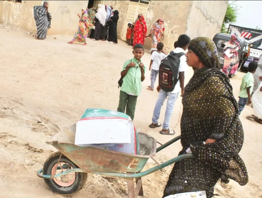 مركز الملك سلمان يقدم (1,000) سلة غذائية في منطقة القطينة بالسودان مركز الملك سلمان يقدم (1,000) سلة غذائية في منطقة القطينة بالسودان