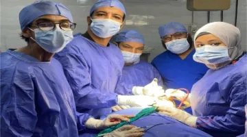 إزالة ورم معقد من وجه امرأة شابة في مستشفى قنا