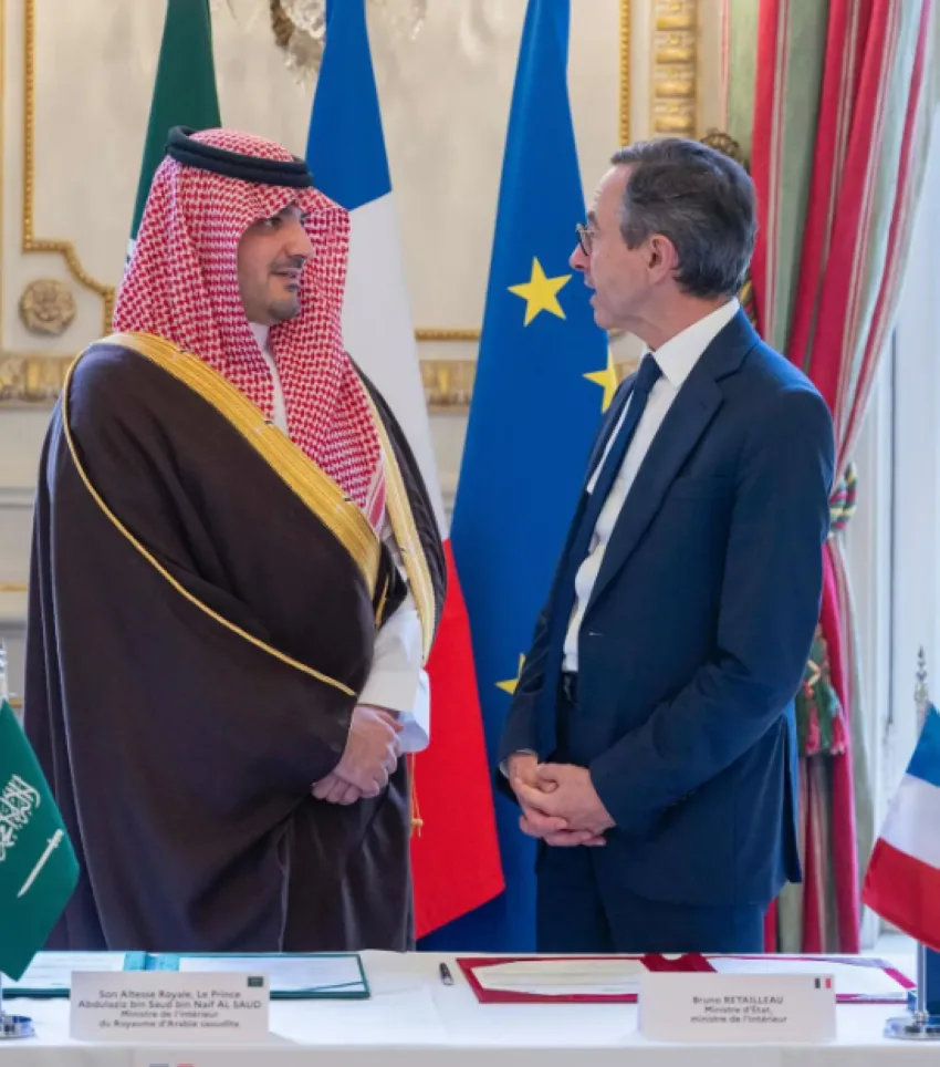 الأمير عبدالعزيز بن سعود ووزير الداخلية الفرنسي يوقعان اتفاقية تنفيذية لتعزيز التعاون الأمني