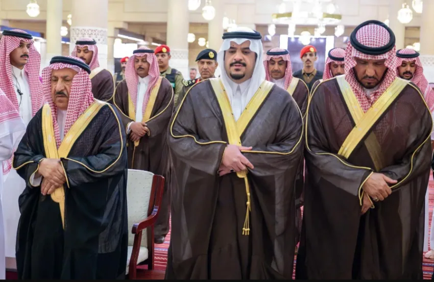 نائب أمير الرياض يقيم صلاة الجنازة على الأمير فهد بن ثنيان بن محمد نائب أمير الرياض يقيم صلاة الجنازة على الأمير فهد بن ثنيان بن محمد