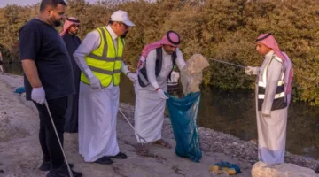 مبادرة لتنظيف شاطئ الرملة البيضاء في القطيف بمناسبة يوم حماية نظام المانجروف البيئي