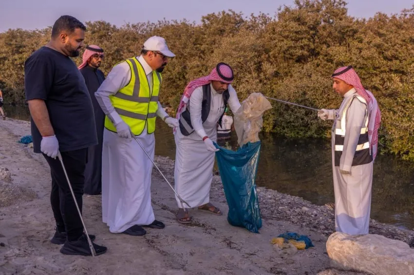 مبادرة لتنظيف شاطئ الرملة البيضاء في القطيف بمناسبة يوم حماية نظام المانجروف البيئي مبادرة لتنظيف شاطئ الرملة البيضاء في القطيف بمناسبة يوم حماية نظام المانجروف البيئي