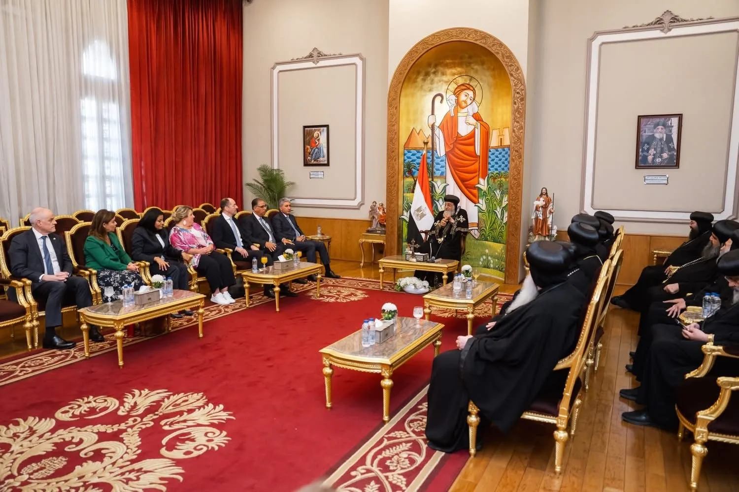 زيارة الشباب المشاركين في ملتقى لوجوس إلى الكاتدرائية المرقسية وتناول غداء رسمي بحضور البابا تواضروس زيارة الشباب المشاركين في ملتقى لوجوس إلى الكاتدرائية المرقسية وتناول غداء رسمي بحضور البابا تواضروس