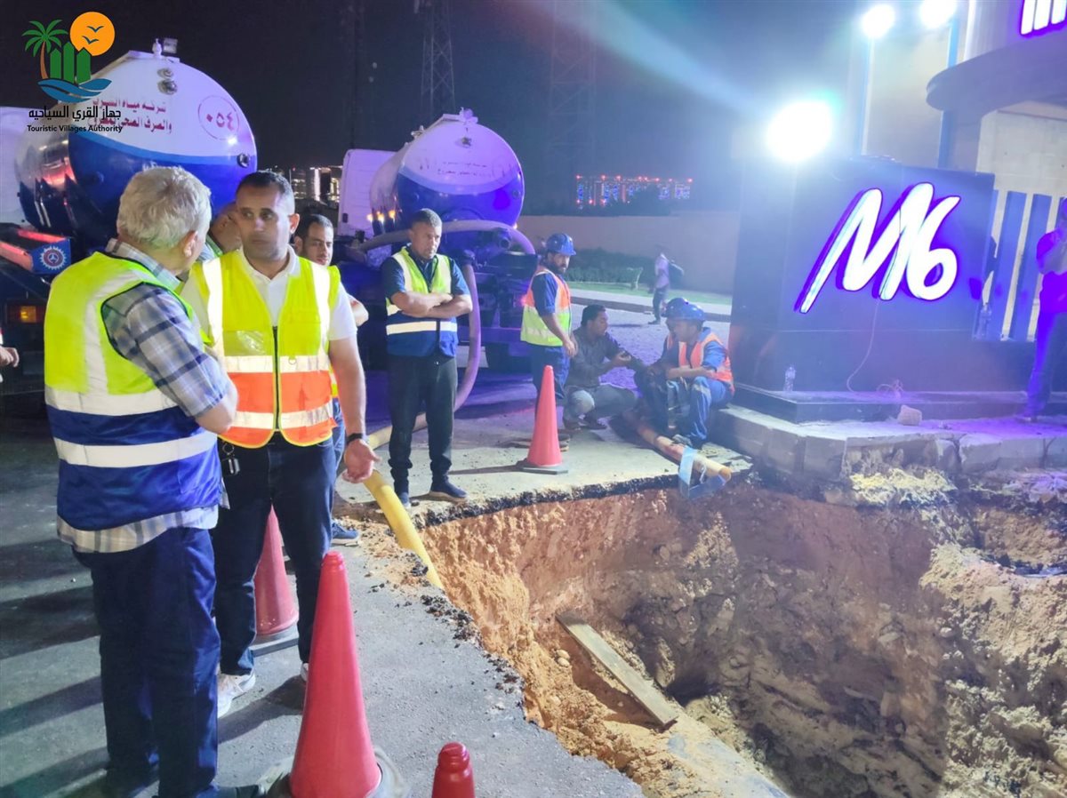 إصلاح كسر خط المياه الرئيسى الذى يغذى قرى مارينا بالساحل الشمالى