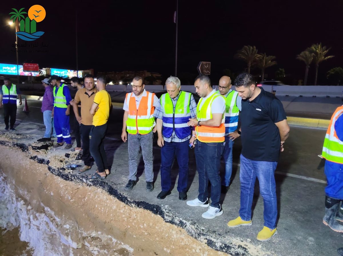 إصلاح كسر خط المياه الرئيسى الذى يغذى قرى مارينا بالساحل الشمالى