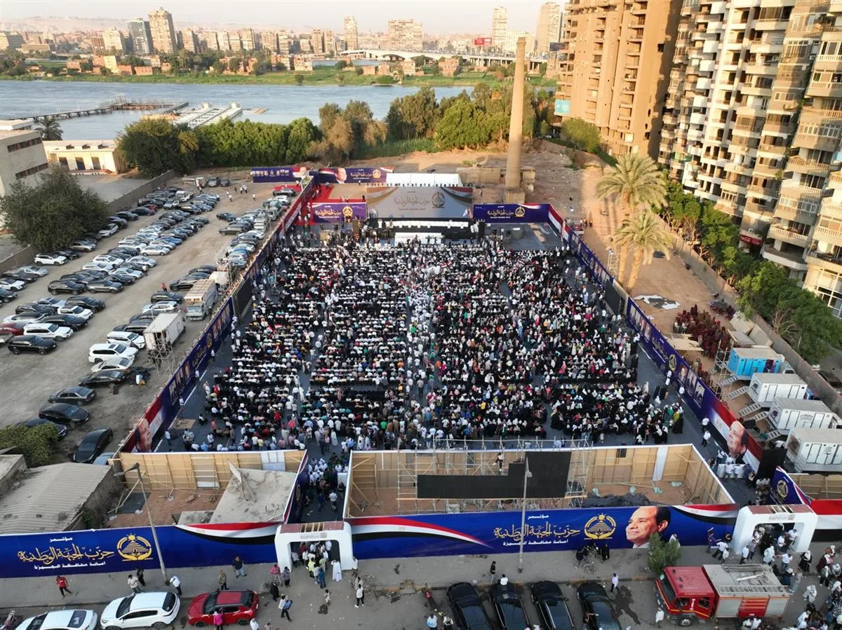 المؤتمر الجماهيري للجبهة الوطنية في الجيزة يتحول إلى مسيرة ضخمة تحت شعار “حب الوطن”.. صور