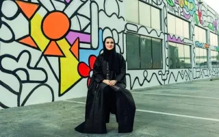 ألوان مبتكرة تزيّن «نوافذ الدهشة» في دبي بلمسة ثلاث فنانات