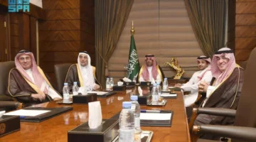محافظ جدة يستعرض مشروع “عينك على البحر”