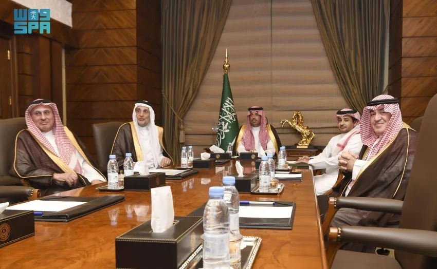 محافظ جدة يستعرض مشروع “عينك على البحر”