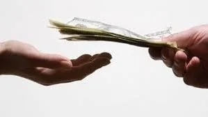أعطاه صدقة ثم اكتشف لاحقًا أنه غير مستحق، هل يمكنه استردادها؟ الأزهر يوضح.