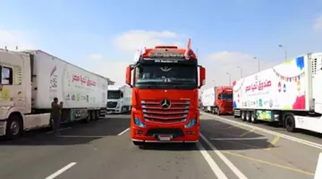 وصول 9 شاحنات مساعدات إنسانية إلى معبر كرم أبو سالم للاستعداد لتوزيعها