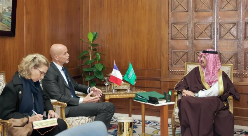 أمير عسير يناقش القضايا المشتركة مع قنصل فرنسا أمير عسير يناقش القضايا المشتركة مع قنصل فرنسا