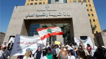 المدرسون يطالبون بزيادة الرواتب 65 مرة