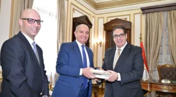 رئيس جامعة القاهرة يثني على العلاقات الوثيقة بين مصر والأردن خلال استقباله السفير الأردني