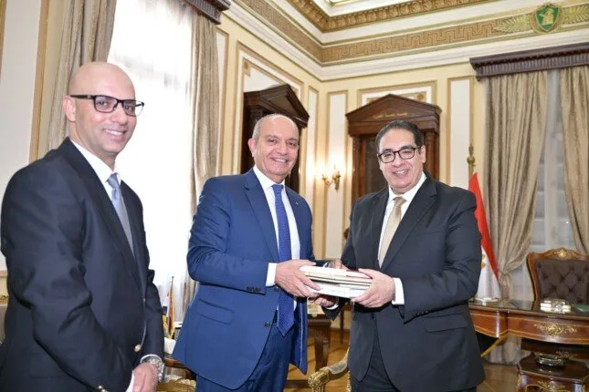 رئيس جامعة القاهرة يثني على العلاقات الوثيقة بين مصر والأردن خلال استقباله السفير الأردني رئيس جامعة القاهرة يثني على العلاقات الوثيقة بين مصر والأردن خلال استقباله السفير الأردني