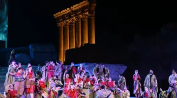 الخشبة لا تسقط: مهرجانات لبنان كوسائل للبقاء