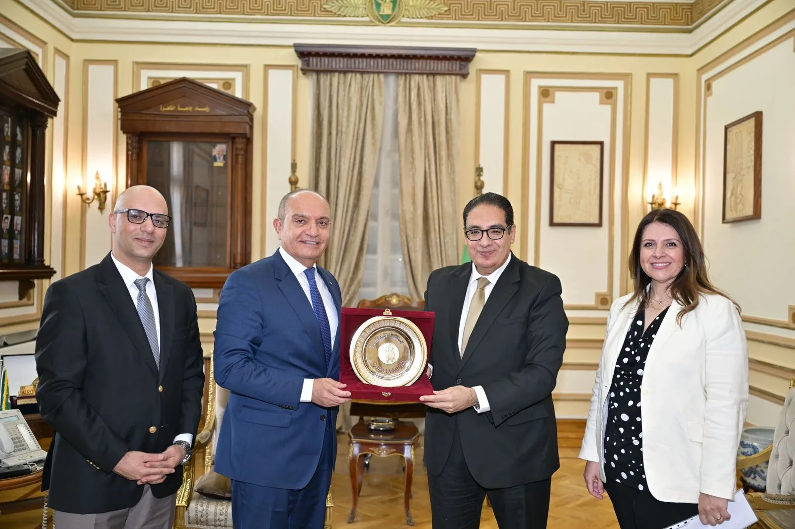 رئيس جامعة القاهرة يثني على العلاقات القوية بين مصر والأردن ويؤكد دعم الطلاب الدوليين. رئيس جامعة القاهرة يثني على العلاقات القوية بين مصر والأردن ويؤكد دعم الطلاب الدوليين.