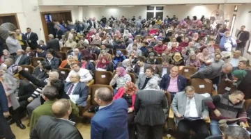 البشريون والبيطريون يحتجون.. أزمات وصراعات تهيمن على أجواء الاجتماع العام للمهن الطبية قبل انطلاقه