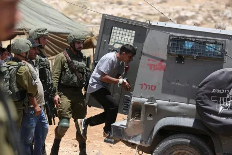 إسرائيل تعتقل فلسطينيين في الضفة الغربية، منهم أربعة أسرى سابقين.