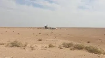 فتح تحقيق في أسباب احتراق مركبة تابعة لمنظمة نرويجية لإزالة الألغام في صحراء الرميلة.