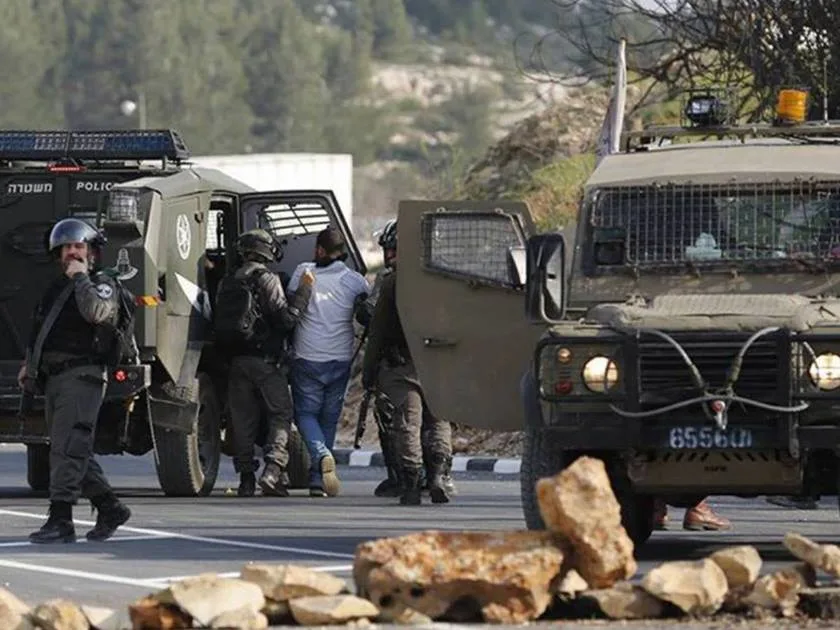 قوات الاحتلال تحتجز 13 فلسطينياً خلال مداهمة مناطق شرق طولكرم في الضفة الغربية. قوات الاحتلال تحتجز 13 فلسطينياً خلال مداهمة مناطق شرق طولكرم في الضفة الغربية.