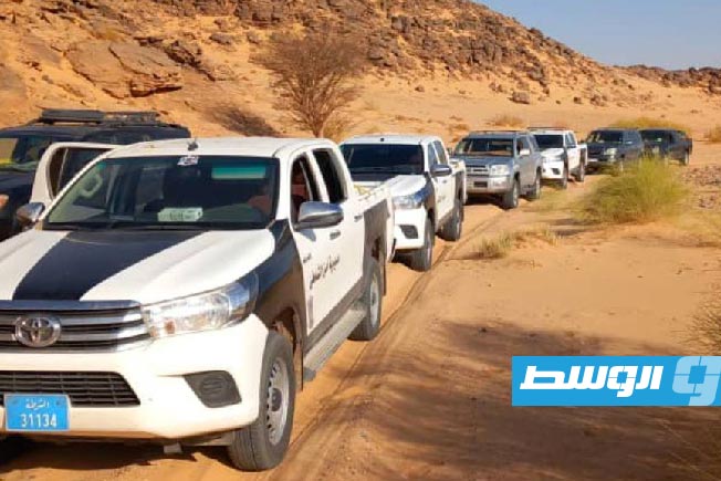 سيارات تابعة للشرطة السياحية في موقع أثري مكتشف في جبل الحساونة، 29 يوليو 2025. (جهاز الشرطة السياحية)
