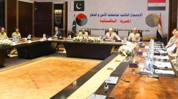 وزير الدفاع والإنتاج الحربي يجتمع برئيس الأركان المشترك في باكستان