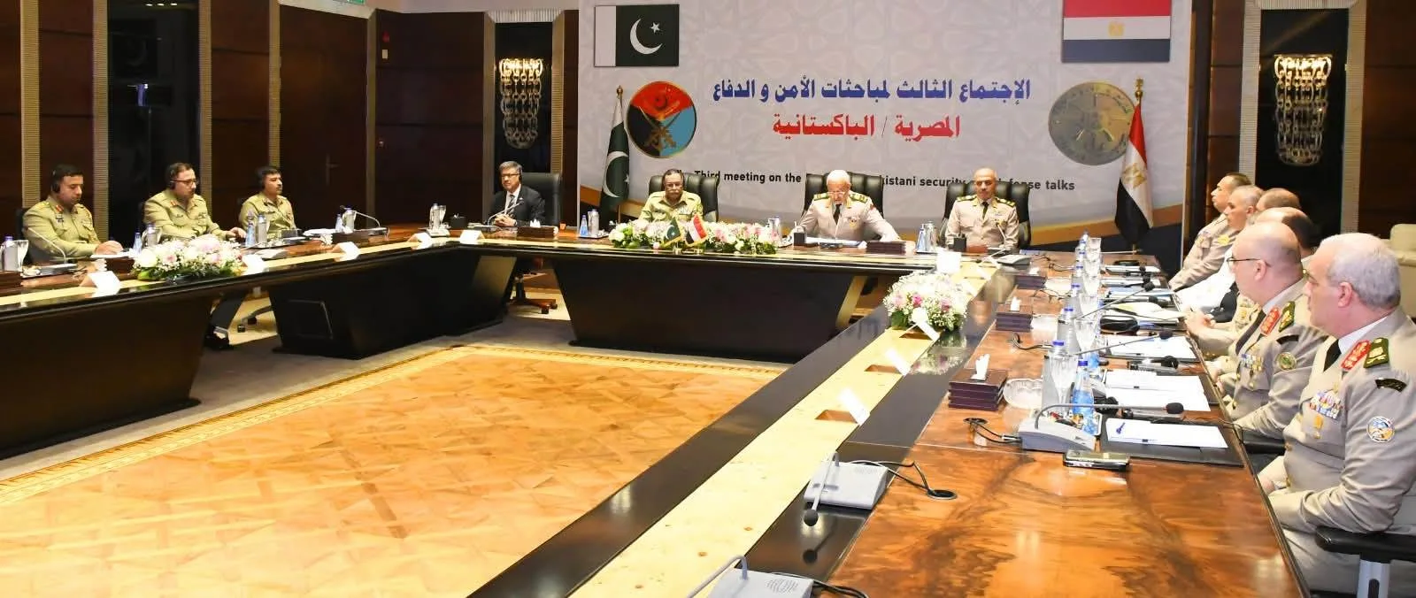 وزير الدفاع والإنتاج الحربي يجتمع برئيس الأركان المشترك في باكستان وزير الدفاع والإنتاج الحربي يجتمع برئيس الأركان المشترك في باكستان