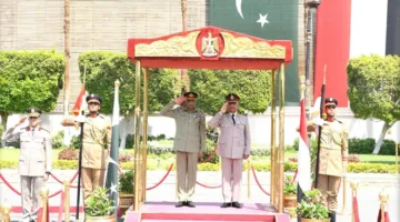 وزير الدفاع يجتمع برئيس هيئة الأركان الباكستانية لبحث تعزيز التعاون العسكري بين الدولتين