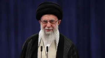 خامنئي يلفت إلى استخدام الغرب للملف النووي كسبب للتوتر مع إيران.