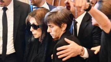 دموع فيروز في جنازة زياد الرحباني.. نجوم وسياسيون يتجمعون لليوم الثاني