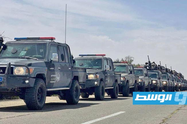دوريات إدارة إنفاذ القانون خلال مهمة إيقاف التعديات على أرض مملوكة لإحدى الشركات في تاجوراء. (صفحة الإدارة على فيسبوك)